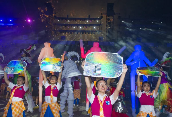 Singapur - 24 Şubat: Katılımcılar üzerinde 24 Şubat 2018 Singapur'da Çingay geçit. Çingay bir yıllık sokak tören ve Çin yeni yılı festivaller bir parçası 