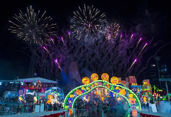 Singapur - 21 Şubat: Fireworks fener Februery 21 2018 Singapur Nehri Hongbao şenlikte sırasında. Olay anualy Marina Bay ay yeni yıl hoş geldiniz düzenlenmektedir.