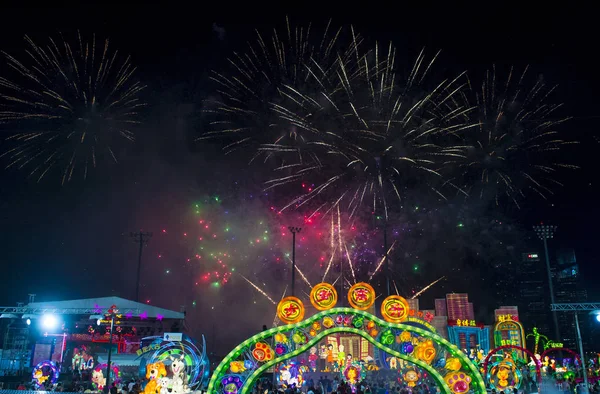 Singapur - 21 Şubat: Fireworks fener Februery 21 2018 Singapur Nehri Hongbao şenlikte sırasında. Olay anualy Marina Bay ay yeni yıl hoş geldiniz düzenlenmektedir.