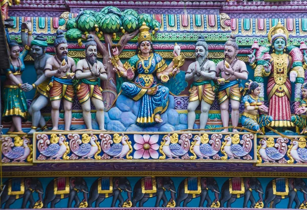 Singapur - 24 Şubat: Little India, Singapur, Sri Veeramakaliamman tapınağında heykeller üzerinde 24 Şubat 2018 Singapur'daki en eski tapınak biridir.