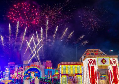 Singapur - 21 Şubat: Fireworks fener Februery 21 2018 Singapur Nehri Hongbao şenlikte sırasında. Olay anualy Marina Bay ay yeni yıl hoş geldiniz düzenlenmektedir.