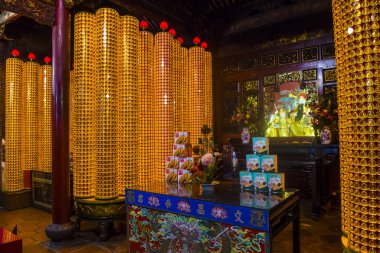 Taipei - 18 Şubat: Longshan tapınak Taipei Tayvan Çin yeni yılı süslemeleri üzerinde 18 Şubat 2018. Tapınağın 1738 inşa edilmiş