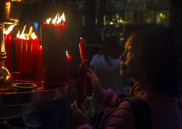 2018 日に台湾の台北の龍山寺に中国の新年の間に蝋燭は台北 台湾の女性が点灯します 1738 年に創建 — ストック写真