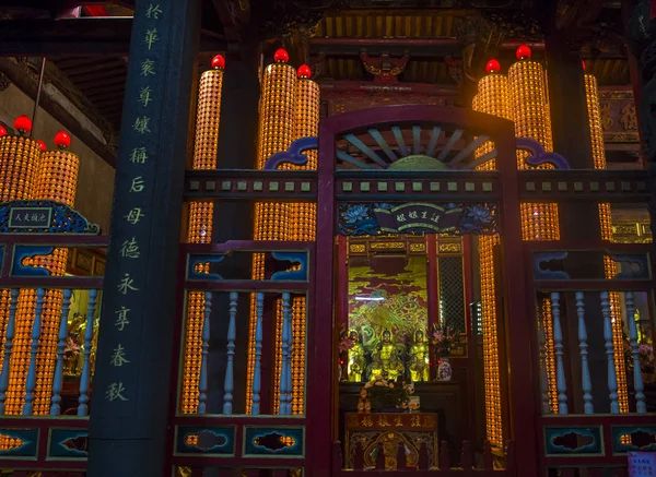 2月18日 台湾台北龙山寺农历新年装饰品2018年2月18日 这座寺庙建于1738年 — 图库照片