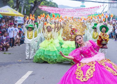 Cebu City, Filipinler - 21 Ocak: Katılımcılar Sinulog Festivali'nde Cebu city, Filipinler üzerinde 21 Ocak 2018. Sinulog Filipinler Santo Nino Katolik kutlamalar merkezidir