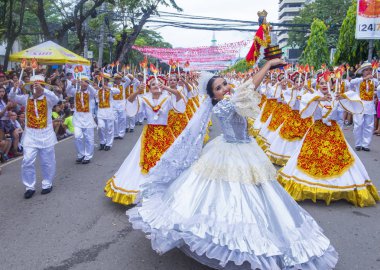Cebu City, Filipinler - 21 Ocak: Katılımcılar Sinulog Festivali'nde Cebu city, Filipinler üzerinde 21 Ocak 2018. Sinulog Filipinler Santo Nino Katolik kutlamalar merkezidir