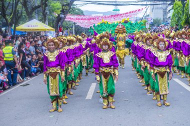 Cebu City, Filipinler - 21 Ocak: Katılımcılar Sinulog Festivali'nde Cebu city, Filipinler üzerinde 21 Ocak 2018. Sinulog Filipinler Santo Nino Katolik kutlamalar merkezidir