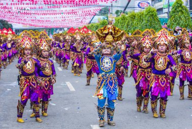 Cebu City, Filipinler - 21 Ocak: Katılımcılar Sinulog Festivali'nde Cebu city, Filipinler üzerinde 21 Ocak 2018. Sinulog Filipinler Santo Nino Katolik kutlamalar merkezidir
