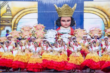 Cebu City, Filipinler - 21 Ocak: Katılımcılar Sinulog Festivali'nde Cebu city, Filipinler üzerinde 21 Ocak 2018. Sinulog Filipinler Santo Nino Katolik kutlamalar merkezidir