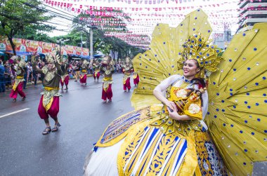 Cebu City, Filipinler - 21 Ocak: Katılımcılar Sinulog Festivali'nde Cebu city, Filipinler üzerinde 21 Ocak 2018. Sinulog Filipinler Santo Nino Katolik kutlamalar merkezidir