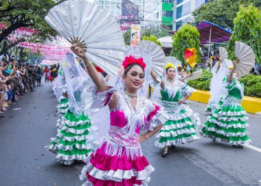 Cebu City, Filipinler - 21 Ocak: Katılımcılar Sinulog Festivali'nde Cebu city, Filipinler üzerinde 21 Ocak 2018. Sinulog Filipinler Santo Nino Katolik kutlamalar merkezidir