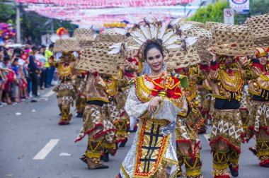 Cebu City, Filipinler - 21 Ocak: Katılımcılar Sinulog Festivali'nde Cebu city, Filipinler üzerinde 21 Ocak 2018. Sinulog Filipinler Santo Nino Katolik kutlamalar merkezidir