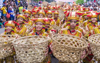 Cebu City, Filipinler - 21 Ocak: Katılımcılar Sinulog Festivali'nde Cebu city, Filipinler üzerinde 21 Ocak 2018. Sinulog Filipinler Santo Nino Katolik kutlamalar merkezidir