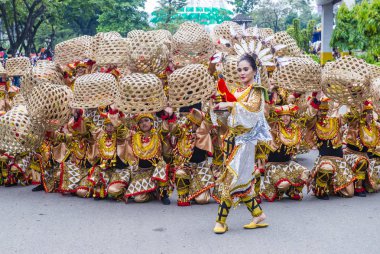 Cebu City, Filipinler - 21 Ocak: Katılımcılar Sinulog Festivali'nde Cebu city, Filipinler üzerinde 21 Ocak 2018. Sinulog Filipinler Santo Nino Katolik kutlamalar merkezidir
