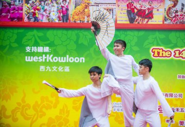 Hong Kong - Mart 04: 14 Tai Kok Tsui tapınağın üzerinde 04 Mart 2018 Hong Kong'da Fuar katılımcıları. Tapınak Fuar her yıl düzenlenen bir Çin kültürel olaydır 