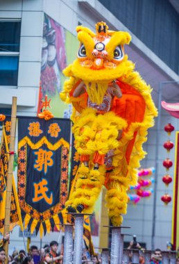 Hong Kong - Mart 04: Aslan dans performansı sırasında 14 Tai Kok Tsui tapınağın Hong Kong'da Fuar üzerinde 04 Mart 2018. Tapınak Fuar her yıl düzenlenen bir Çin kültürel olaydır 