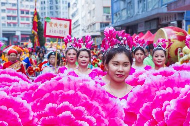 Hong Kong - Mart 04: 14 Tai Kok Tsui tapınağın üzerinde 04 Mart 2018 Hong Kong'da Fuar katılımcıları. Tapınak Fuar her yıl düzenlenen bir Çin kültürel olaydır 