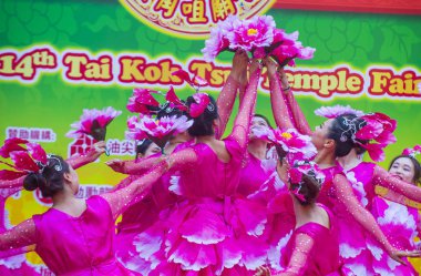 Hong Kong - Mart 04: 14 Tai Kok Tsui tapınağın üzerinde 04 Mart 2018 Hong Kong'da Fuar katılımcıları. Tapınak Fuar her yıl düzenlenen bir Çin kültürel olaydır 