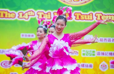 Hong Kong - Mart 04: 14 Tai Kok Tsui tapınağın üzerinde 04 Mart 2018 Hong Kong'da Fuar katılımcıları. Tapınak Fuar her yıl düzenlenen bir Çin kültürel olaydır 