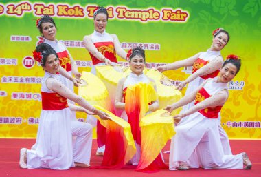 Hong Kong - Mart 04: 14 Tai Kok Tsui tapınağın üzerinde 04 Mart 2018 Hong Kong'da Fuar katılımcıları. Tapınak Fuar her yıl düzenlenen bir Çin kültürel olaydır 