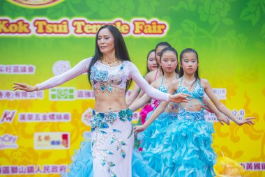 Hong Kong - Mart 04: 14 Tai Kok Tsui tapınağın üzerinde 04 Mart 2018 Hong Kong'da Fuar katılımcıları. Tapınak Fuar her yıl düzenlenen bir Çin kültürel olaydır 