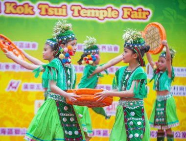 Hong Kong - Mart 04: 14 Tai Kok Tsui tapınağın üzerinde 04 Mart 2018 Hong Kong'da Fuar katılımcıları. Tapınak Fuar her yıl düzenlenen bir Çin kültürel olaydır 