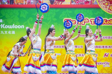 Hong Kong - Mart 04: 14 Tai Kok Tsui tapınağın üzerinde 04 Mart 2018 Hong Kong'da Fuar katılımcıları. Tapınak Fuar her yıl düzenlenen bir Çin kültürel olaydır 