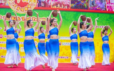 Hong Kong - Mart 04: 14 Tai Kok Tsui tapınağın üzerinde 04 Mart 2018 Hong Kong'da Fuar katılımcıları. Tapınak Fuar her yıl düzenlenen bir Çin kültürel olaydır 