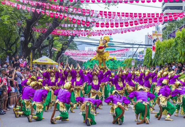 Cebu City, Filipinler - 21 Ocak: Katılımcılar Sinulog Festivali'nde Cebu city, Filipinler üzerinde 21 Ocak 2018. Sinulog Filipinler Santo Nino Katolik kutlamalar merkezidir