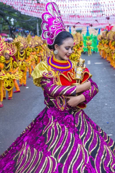 Cebu City, Filipinler - 21 Ocak: Katılımcılar Sinulog Festivali'nde Cebu city, Filipinler üzerinde 21 Ocak 2018. Sinulog Filipinler Santo Nino Katolik kutlamalar merkezidir