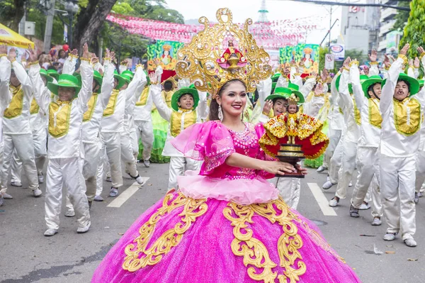 Cebu City, Filipinler - 21 Ocak: Katılımcılar Sinulog Festivali'nde Cebu city, Filipinler üzerinde 21 Ocak 2018. Sinulog Filipinler Santo Nino Katolik kutlamalar merkezidir