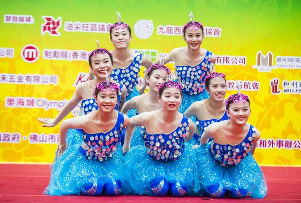 Hong Kong - Mart 04: 14 Tai Kok Tsui tapınağın üzerinde 04 Mart 2018 Hong Kong'da Fuar katılımcıları. Tapınak Fuar her yıl düzenlenen bir Çin kültürel olaydır 