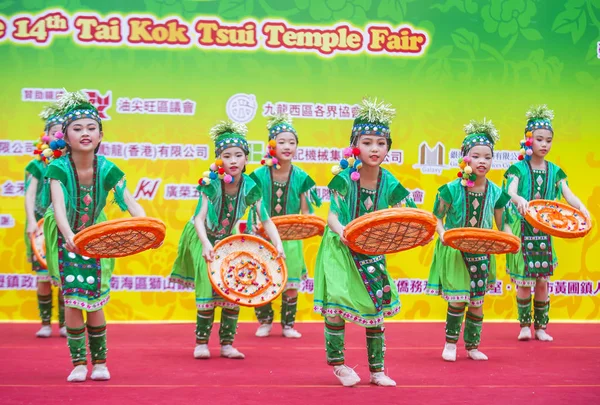 Hong Kong - Mart 04: 14 Tai Kok Tsui tapınağın üzerinde 04 Mart 2018 Hong Kong'da Fuar katılımcıları. Tapınak Fuar her yıl düzenlenen bir Çin kültürel olaydır 