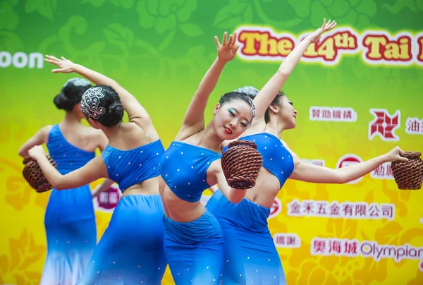 Hong Kong - Mart 04: 14 Tai Kok Tsui tapınağın üzerinde 04 Mart 2018 Hong Kong'da Fuar katılımcıları. Tapınak Fuar her yıl düzenlenen bir Çin kültürel olaydır 