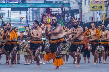 Iloilo, Filipinler - 28 Ocak: Dinagyang Festivali 28 Ocak 2018 üzerinde Iloilo Filipinler Maori dansçıları. Santo Nino onur dini ve kültürel festival Dinagyang olduğunu