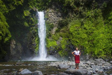 Batad, Filipinler - Mayıs 02: Batad üzerinde 02 Mayıs 2018 Türkiye bir şelale yakınındaki Ifugao azınlık kızdan. Kuzey Filipinler dağların çoğunlukla canlı Ifugao azınlık