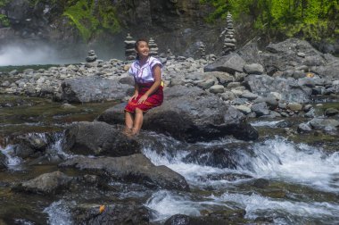 Batad, Filipinler - Mayıs 02: Batad üzerinde 02 Mayıs 2018 Türkiye bir şelale yakınındaki Ifugao azınlık kızdan. Kuzey Filipinler dağların çoğunlukla canlı Ifugao azınlık