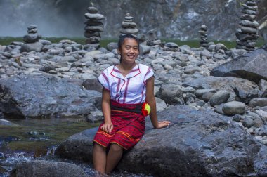 Batad, Filipinler - Mayıs 02: Batad üzerinde 02 Mayıs 2018 Türkiye bir şelale yakınındaki Ifugao azınlık kızdan. Kuzey Filipinler dağların çoğunlukla canlı Ifugao azınlık