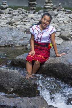 Batad, Filipinler - Mayıs 02: Batad üzerinde 02 Mayıs 2018 Türkiye bir şelale yakınındaki Ifugao azınlık kızdan. Kuzey Filipinler dağların çoğunlukla canlı Ifugao azınlık