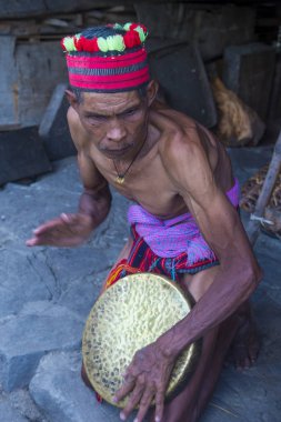Banaue, Filipinler - Mayıs 02: Banaue 02 Mayıs 2018 Filipinler Ifugao azınlık bir adam portresi. Kuzey Filipinler dağların çoğunlukla canlı Ifugao azınlık