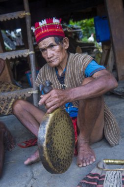 Banaue, Filipinler - Mayıs 02: Banaue 02 Mayıs 2018 Filipinler Ifugao azınlık bir adam portresi. Kuzey Filipinler dağların çoğunlukla canlı Ifugao azınlık
