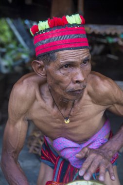 Banaue, Filipinler - Mayıs 02: Banaue 02 Mayıs 2018 Filipinler Ifugao azınlık bir adam portresi. Kuzey Filipinler dağların çoğunlukla canlı Ifugao azınlık