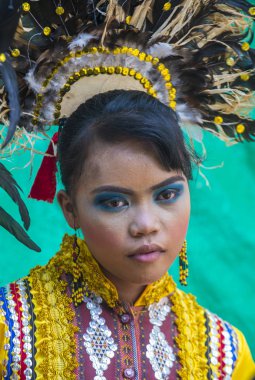 Manila, Filipinler - 27 Nisan: Aliwan fiesta Manila Filipinler üzerinde 27 Nisan 2018 yılında katılımcı. Aliwan Fiesta farklı kültürel festivaller Filipinler toplar yıllık bir olaydır