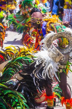 Manila, Filipinler - 27 Nisan: Aliwan fiesta Manila Filipinler üzerinde 27 Nisan 2018 yılında katılımcı. Aliwan Fiesta farklı kültürel festivaller Filipinler toplar yıllık bir olaydır