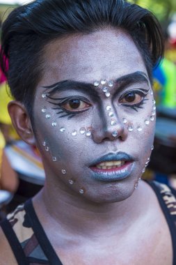 Manila, Filipinler - 27 Nisan: Aliwan fiesta Manila Filipinler üzerinde 27 Nisan 2018 yılında katılımcı. Aliwan Fiesta farklı kültürel festivaller Filipinler toplar yıllık bir olaydır