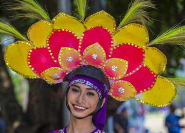 Manila, Filipinler - 27 Nisan: Aliwan fiesta Manila Filipinler üzerinde 27 Nisan 2018 yılında katılımcı. Aliwan Fiesta farklı kültürel festivaller Filipinler toplar yıllık bir olaydır