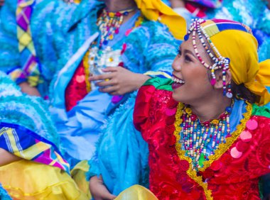 Manila, Filipinler - 27 Nisan: Aliwan fiesta Manila Filipinler üzerinde 27 Nisan 2018 yılında katılımcı. Aliwan Fiesta farklı kültürel festivaller Filipinler toplar yıllık bir olaydır