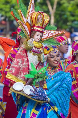 Manila, Filipinler - 27 Nisan: Aliwan fiesta Manila Filipinler üzerinde 27 Nisan 2018 yılında katılımcı. Aliwan Fiesta farklı kültürel festivaller Filipinler toplar yıllık bir olaydır