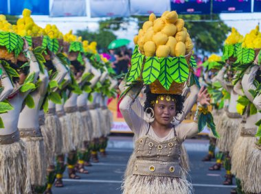 Manila, Filipinler - 27 Nisan: Aliwan fiesta üzerinde 27 Nisan 2018 Manila Filipinler katılımcılar. Aliwan Fiesta farklı kültürel festivaller Filipinler toplar yıllık bir olaydır