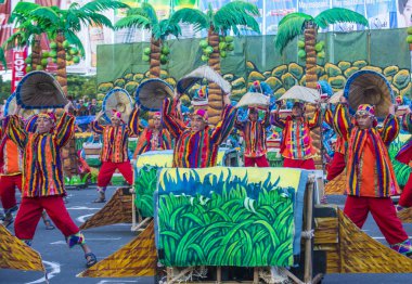 Manila, Filipinler - 27 Nisan: Aliwan fiesta üzerinde 27 Nisan 2018 Manila Filipinler katılımcılar. Aliwan Fiesta farklı kültürel festivaller Filipinler toplar yıllık bir olaydır